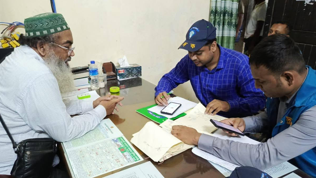 পাংশা সাব-রেজিস্ট্রি অফিসে সুনির্দিষ্ট অভিযোগের ভিত্তিতে দুদকের অভিযান। ছবি- রূপালী বাংলাদেশ