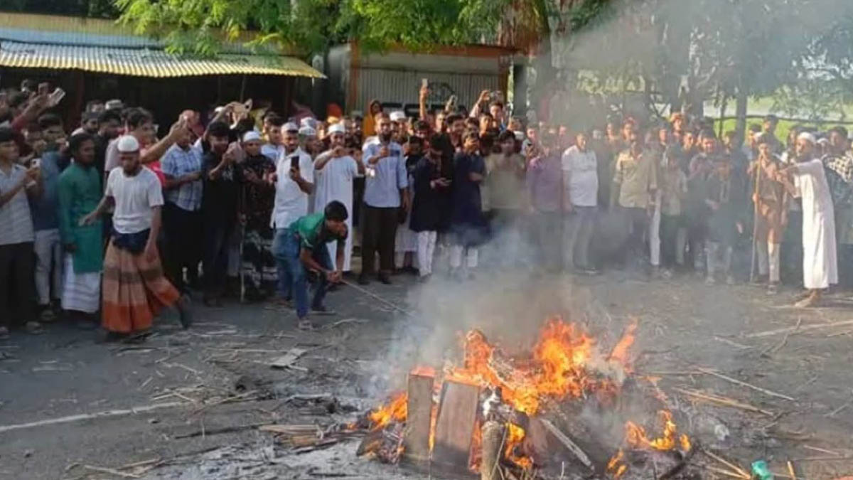নুরাল পাগলার আস্তানায় উত্তেজিত জনতার হামলা। ছবি- রূপালী বাংলাদেশ