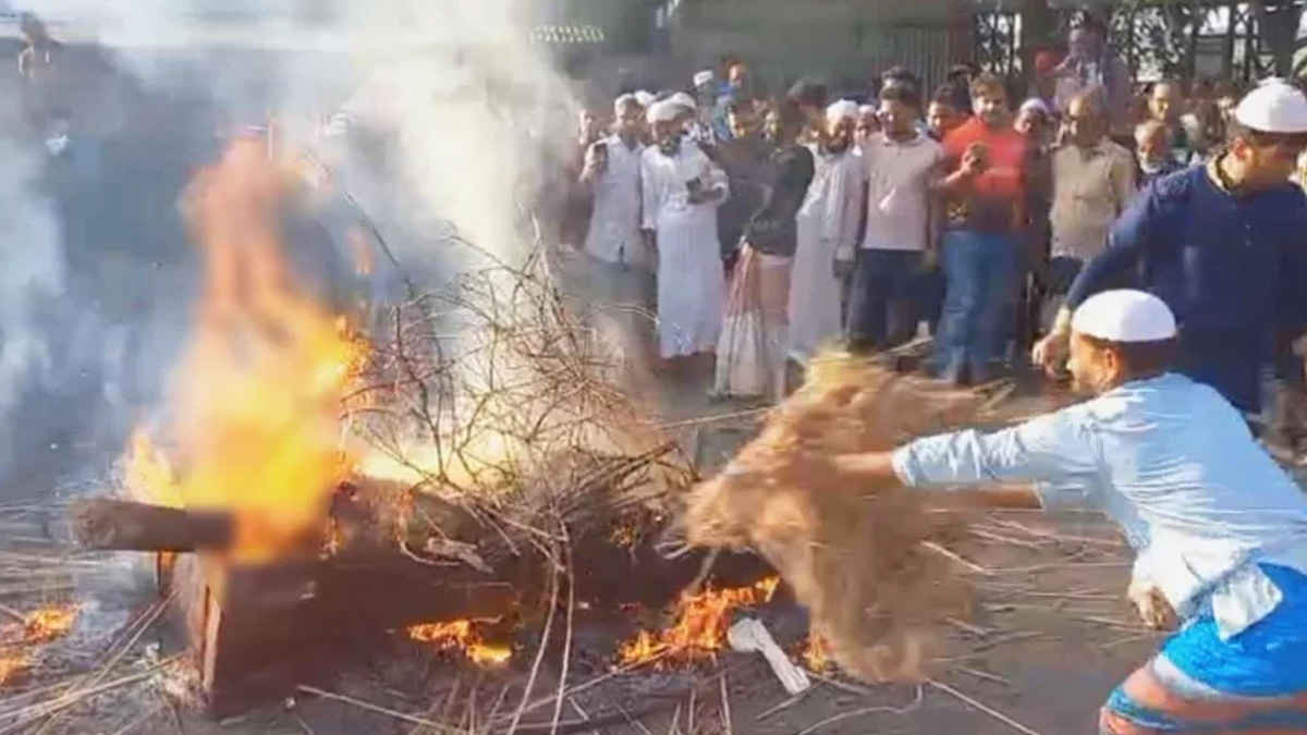 গত ৫ সেপ্টেম্বর নুরাল পাগলার মরদেহ পুড়িয়ে ফেলে বিক্ষুব্ধ জনতা। ছবি- সংগৃহীত