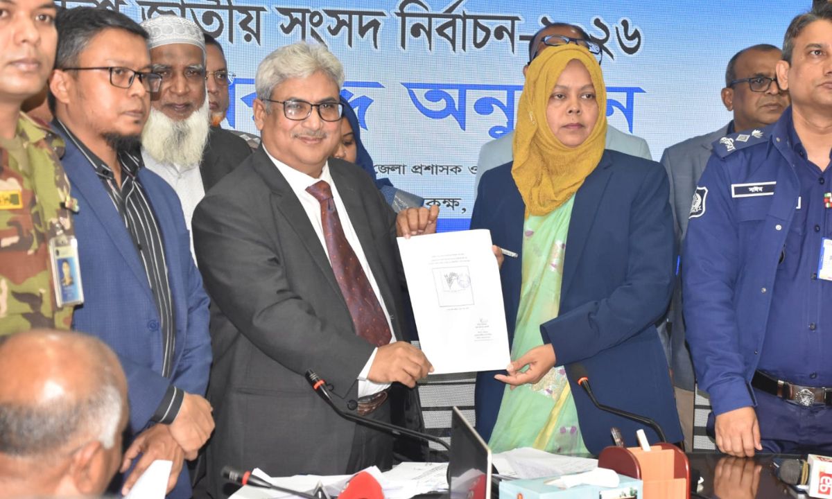 রাজশাহীতে প্রার্থীদের প্রতীক দেওয়া হয়। ছবি : রূপালী বাংলাদেশ