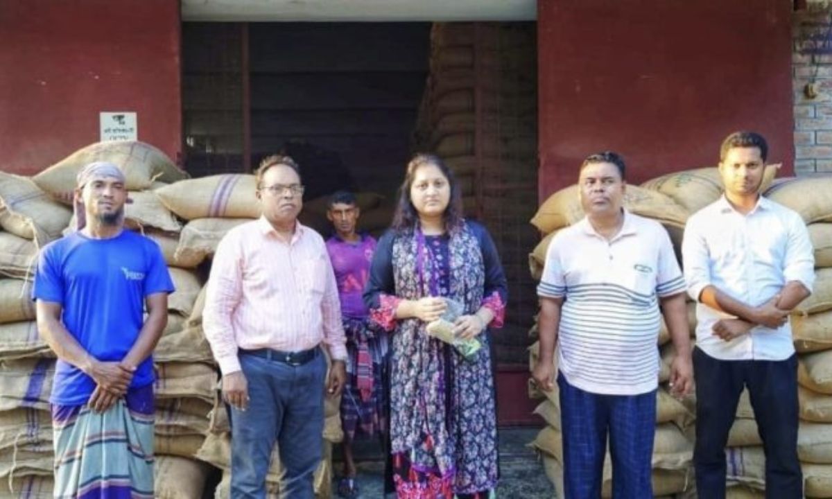 রাজশাহীর দুর্গাপুরে চাল জব্দ করেন ইউএনও সাবরিনা শারমিন। ছবি- রূপালী বাংলাদেশ