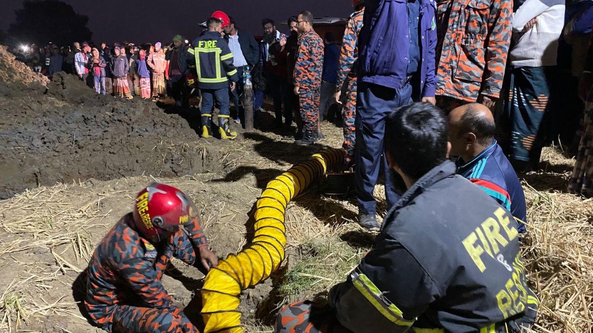 শিশুটিকে উদ্ধারে ফায়ার সার্ভিসের কর্মকর্তারা। ছবি- রূপালী বাংলাদেশ