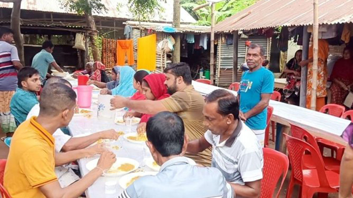 ধার-দেনা করে মৃতদের জন্য চল্লিশা অনুষ্ঠানের আয়োজন। ছবি- রূপালী বাংলাদেশ