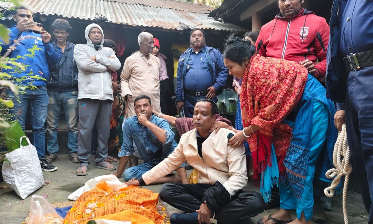 রাজশাহীতে প্যারোলে মুক্তি পেয়ে বাবার শেষকৃত্যে অংশ নেন আওয়ামী লীগ নেতা। ছবি- রূপালী বাংলাদেশ