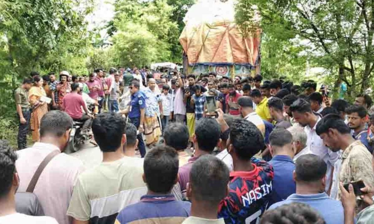 দুর্ঘটনাকে কেন্দ্র করে স্থানীয়দের উপস্থিতি। ছবি- সংগৃহীত