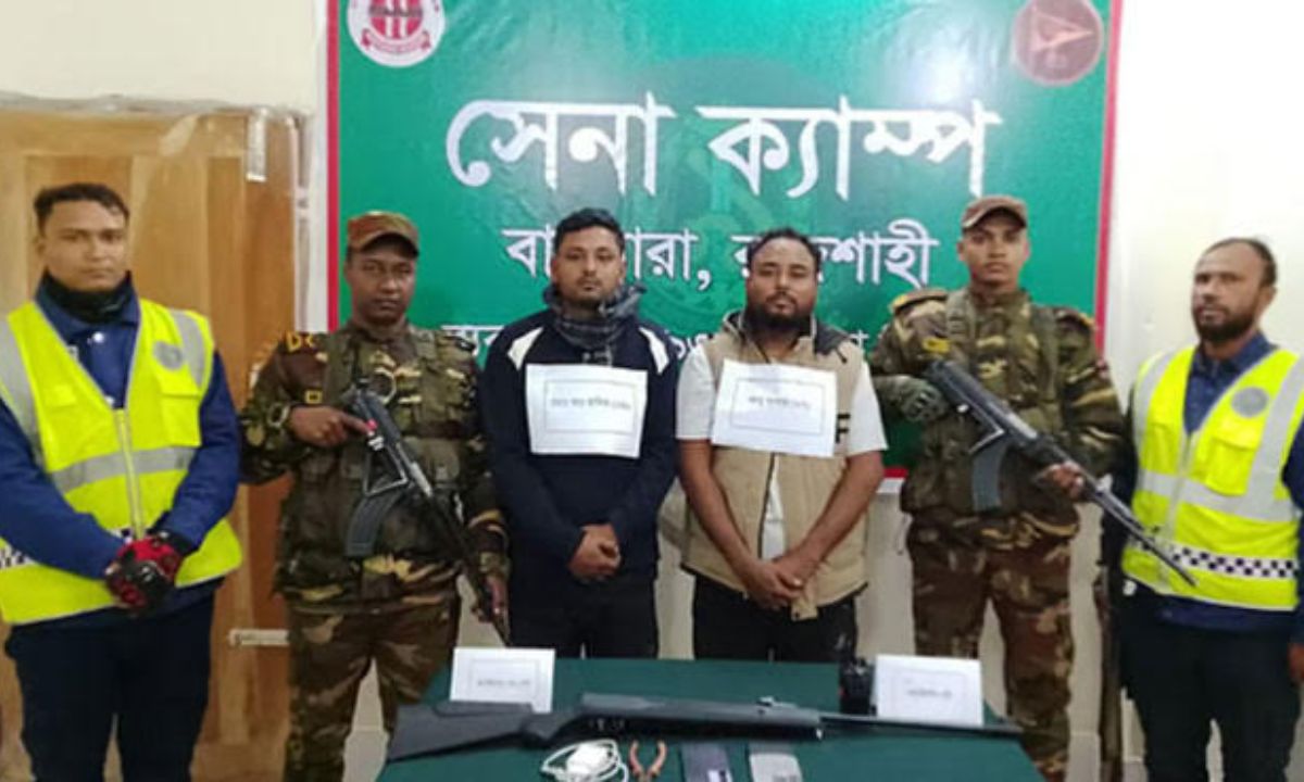 ওয়াকিটকি ও রাইফেলসহ সিক্স স্টার গ্রুপের দুই সদস্য গ্রেপ্তার। ছবি : রূপালী বাংলাদেশ