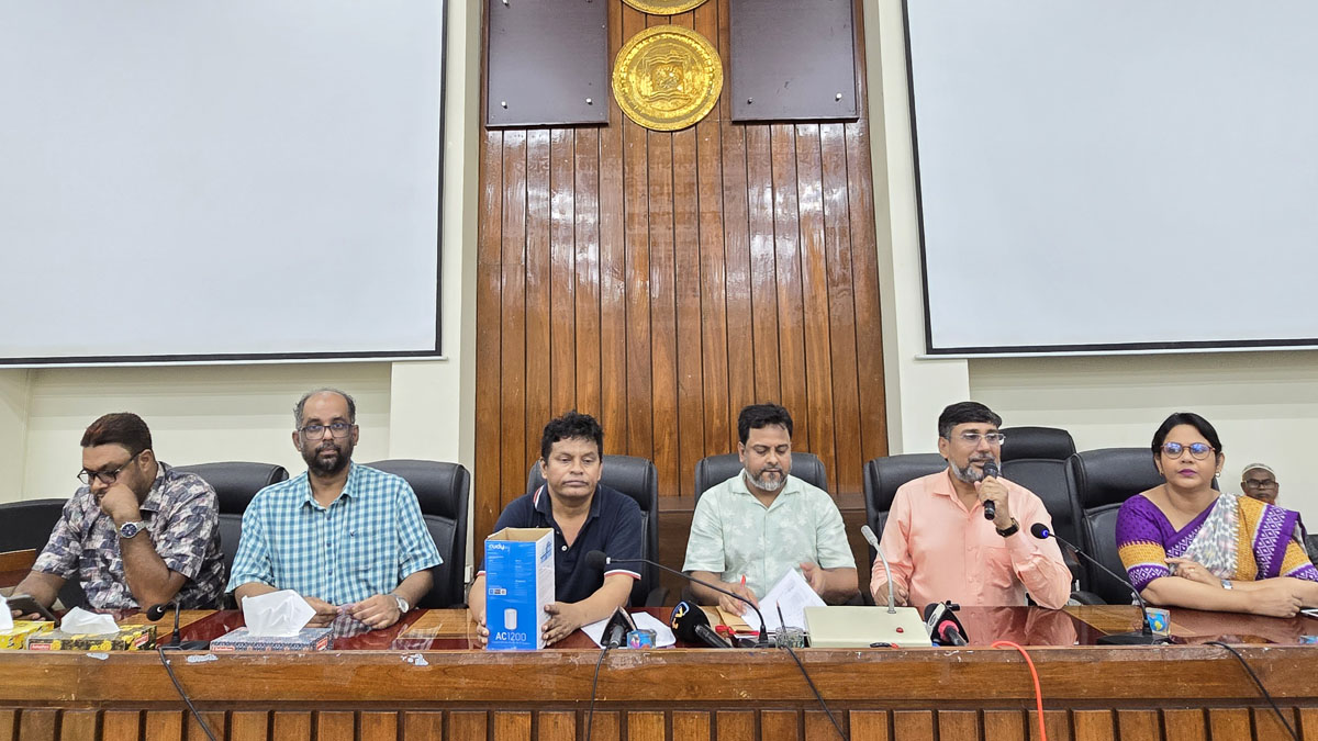 সিনেট ভবনে রাকসু নির্বাচনের প্রধান রিটার্নিং কর্মকর্তা অধ্যাপক সেতাউর রহমানসহ অন্যান্য রিটার্নিং কর্মকর্তারা উপস্থিত ছিলেন। ছবি- রূপালী বাংলাদেশ