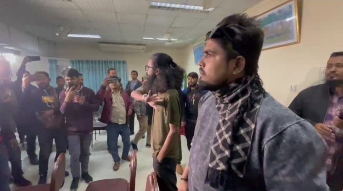 সাংবাদিকদের ওপর চড়াও এনসিপির ২ নেতা। ছবি- রূপালী বাংলাদেশ