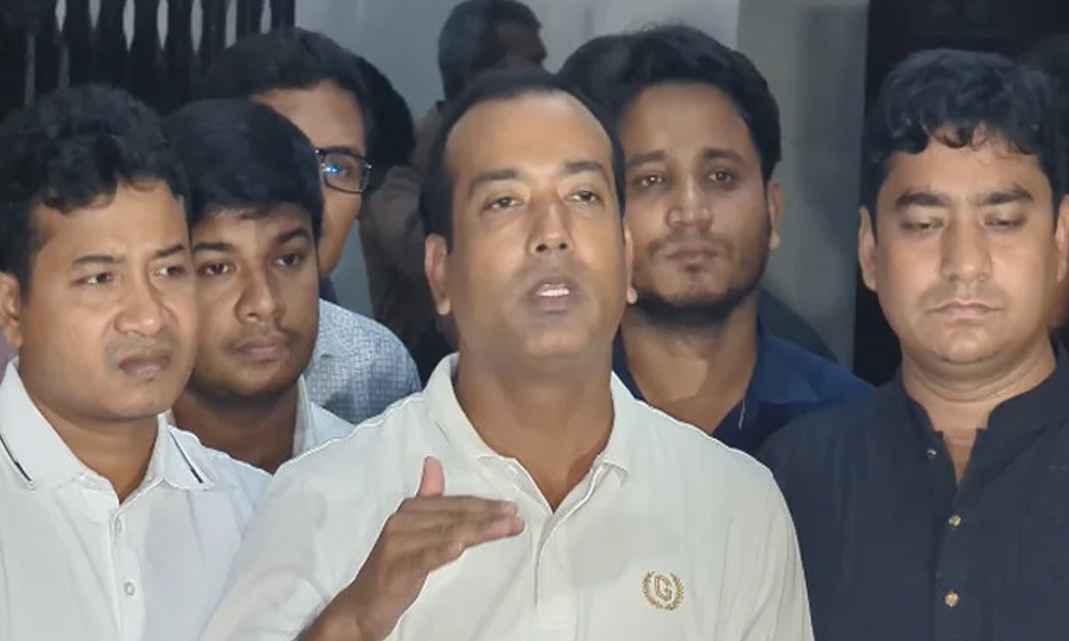 সাংবাদিকদের সঙ্গে কথা বলছেন ছাত্রদলের কেন্দ্রীয় সভাপতি রাকিবুল ইসলাম রাকিব। ছবি- সংগৃহীত