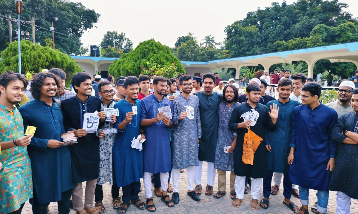 শুক্রবার ছুটির দিনেও জমে ওঠেছে রাকসুর প্রচারণা। ছবি- রূপালী বাংলাদেশ