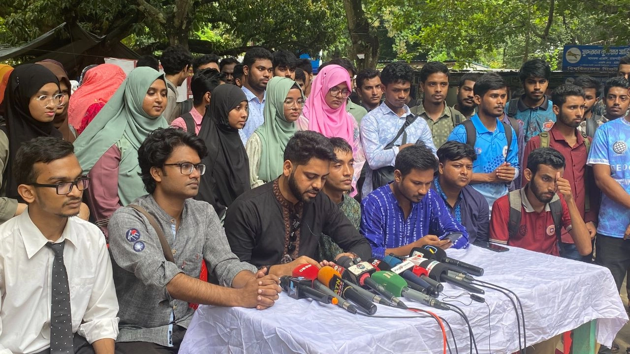 রাকসু নির্বাচনে প্যানেল ঘোষণা করে ‘ইউনাইটেড ফর রাইটস’র সংবাদ সম্মেলন। ছবি- রূপালী বাংলাদেশ