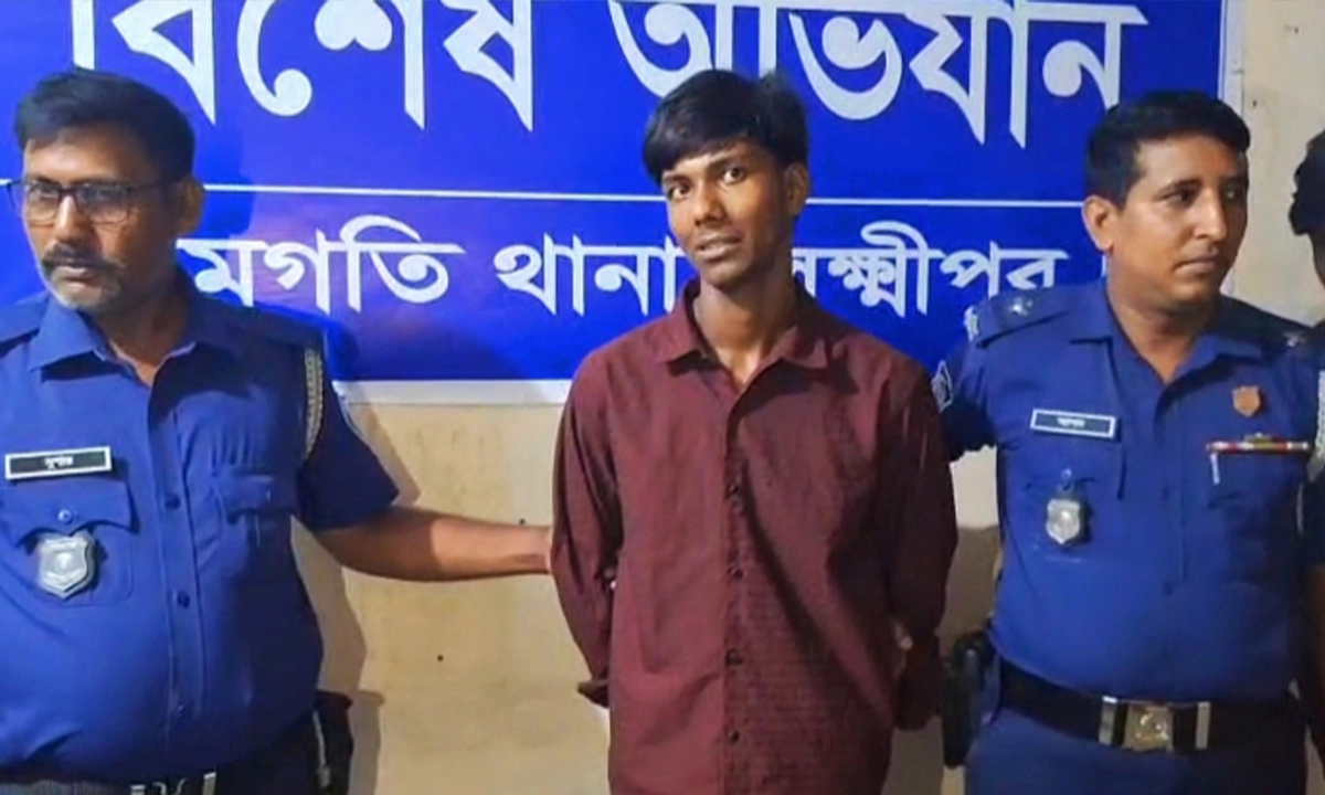 গ্রেপ্তার আনিসুর রহমান মামুন। ছবি : রূপালী বাংলাদেশ