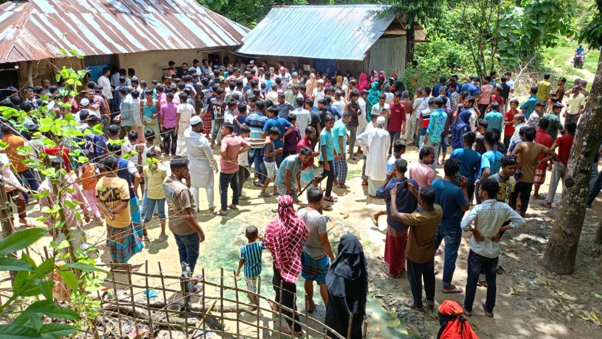 মা-মেয়ের গলা কাটার খবরে স্থানীয়দের ভিড়। ছবি- রূপালী বাংলাদেশ