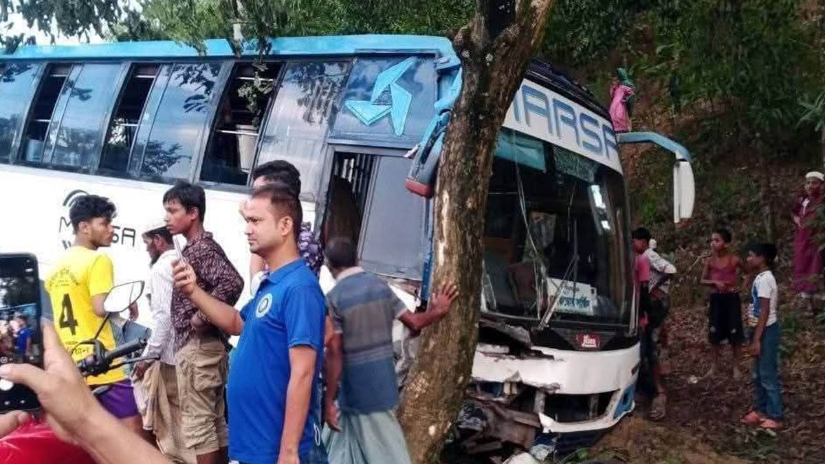 রামুতে বাস ও প্রাইভেটকারের মুখোমুখি সংঘর্ষ। ছবি- রূপালী বাংলাদেশ