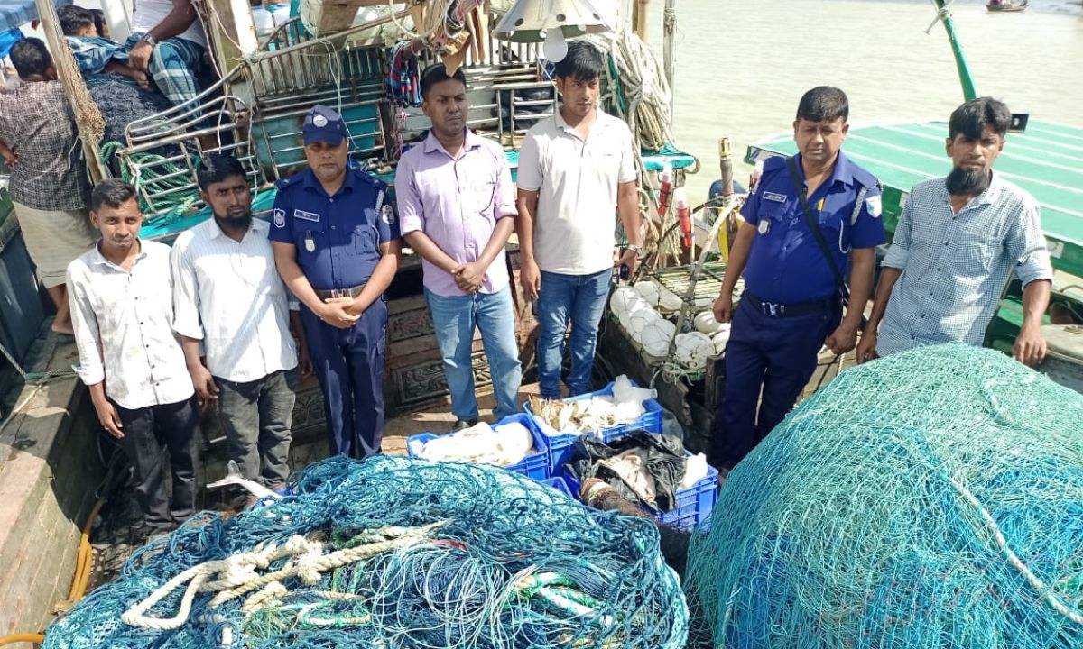 রাঙ্গাবালীর তেঁতুলিয়া নদীতে যৌথ অভিযানে নৌ-পুলিশ ও মৎস্য বিভাগ। ছবি- রূপালী বাংলাদেশ