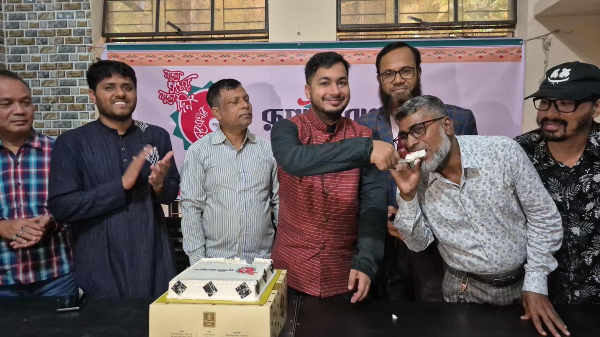 রাঙামাটিতে রূপালী বাংলাদেশের প্রতিষ্ঠাবার্ষিকী উপলক্ষে গণমান্য ব্যক্তিদের নিয়ে কেক কাটা হয়। ছবি- রূপালী বাংলাদেশ