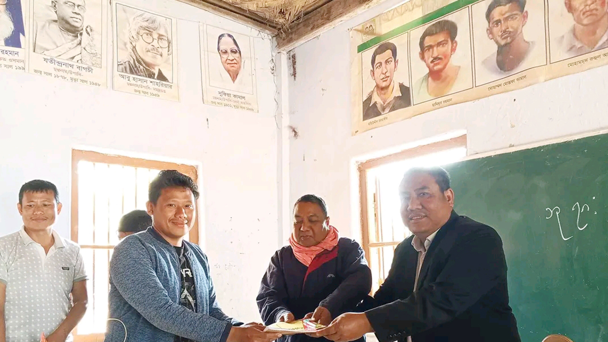 মারমা মাতৃভাষা শিক্ষা একাডেমির উদ্বোধন উপলক্ষে শিক্ষার্থীর মাঝে বিনামূল্যে বই, খাতা, কলম, স্কেল ও পেনসিল বিতরণ করা হয়। ছবি- রূপালী বাংলাদেশ