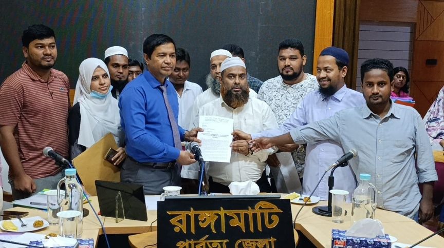 রাঙামাটি জেলা প্রশাসককে স্মারকলিপি তুলে দেওয়া হয়। ছবি- রূপালী বাংলাদেশ