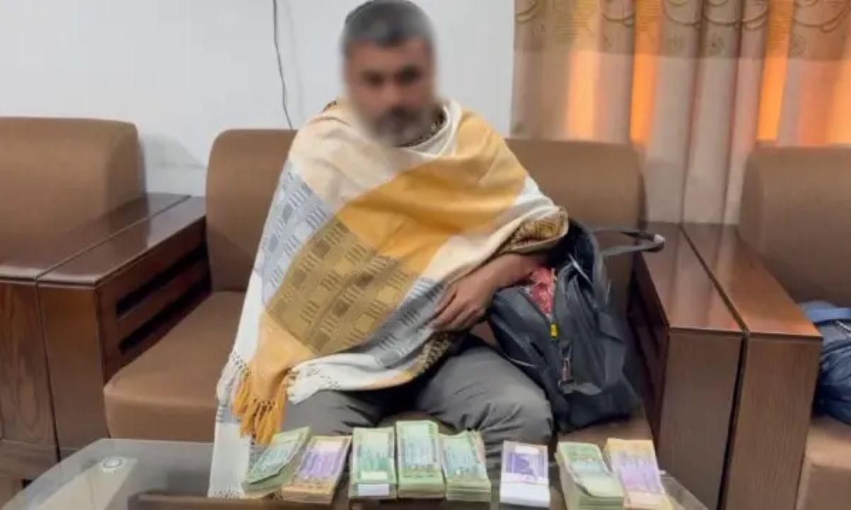 টাকাসহ আটক শিক্ষক। ছবি : সংগৃহীত