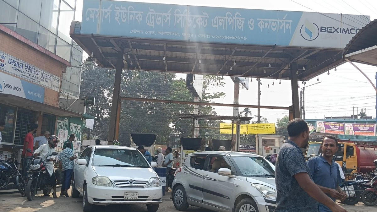 রংপুরে তেল পাম্পে প্রশাসনের অভিযান। ছবি : রূপালী বাংলাদেশ
