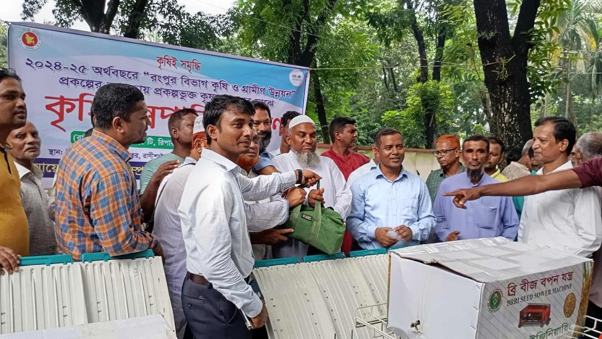 রাণীশংকৈলে কৃষি যন্ত্রাংশ বিতরণ। ছবি- রূপালী বাংলাদেশ