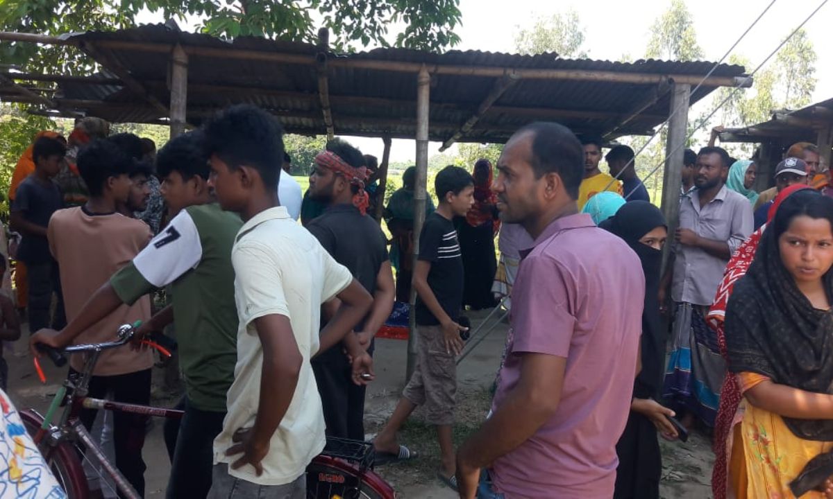 মরদেহ উদ্ধারের পর দেখতে স্থানীয়দের ভিড়। ছবি- রূপালী বাংলাদেশ