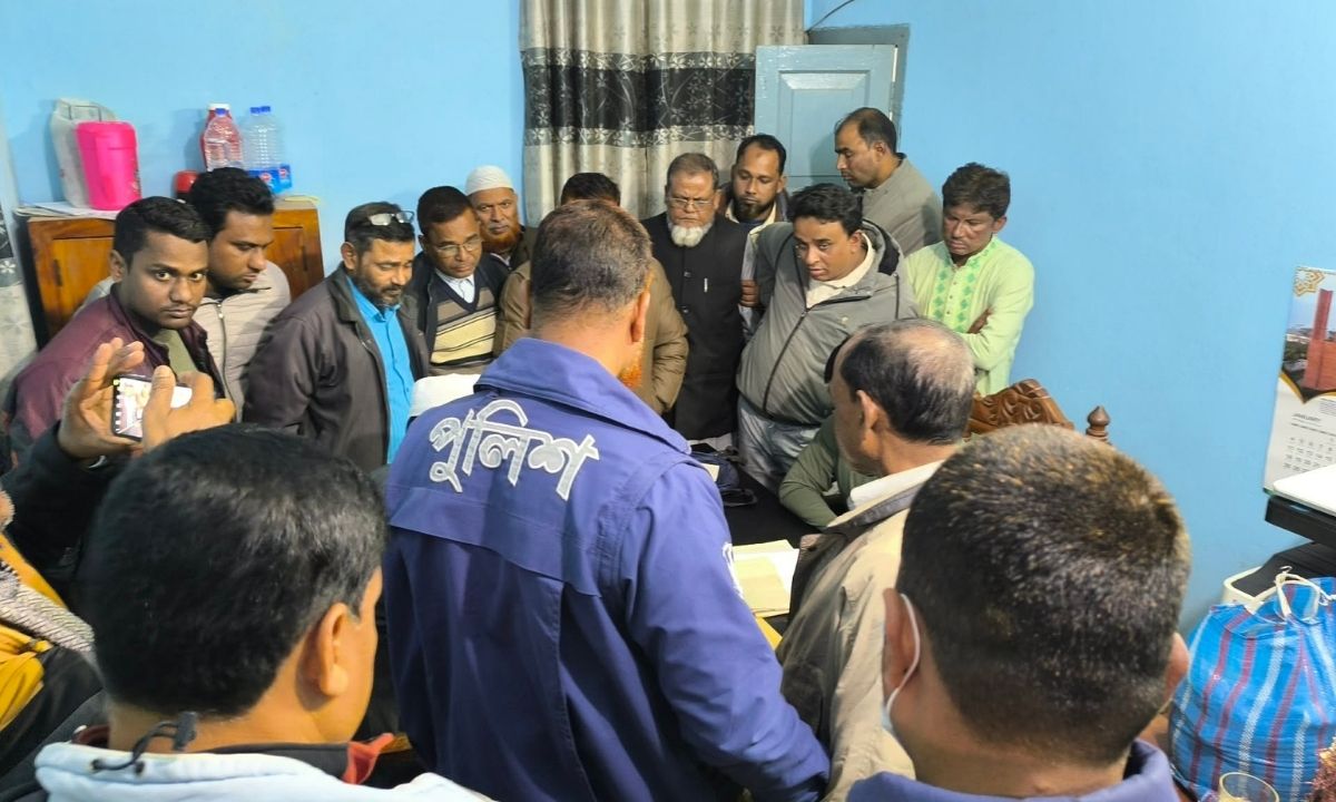 জাল দলিল প্রস্তুতকারী চক্রের সদস্য আটক। ছবি : রূপালী বাংলাদেশ