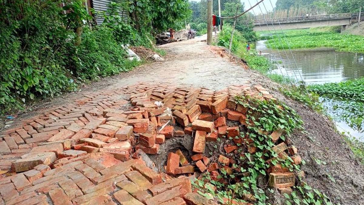 নির্মিত একটি সড়ক মাস না পেরুতেই প্রায় ৭০ শতাংশ ধসে পড়েছে।   ছবি- রূপালী বাংলাদেশ