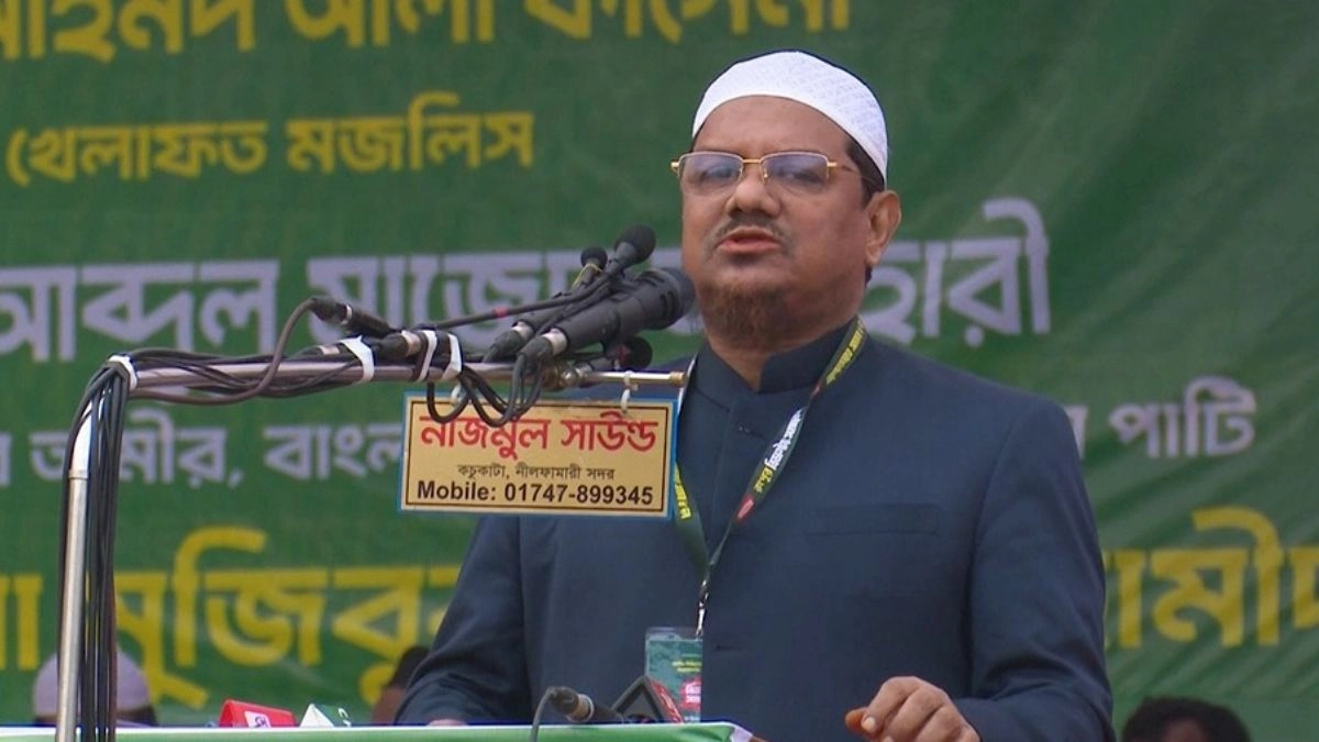 বক্তব্য দেন ইসলামী আন্দোলন বাংলাদেশের আমির ও চরমোনাই পীর মুফতি সৈয়দ মুহাম্মদ রেজাউল করিম। ছবি- রূপালী বাংলাদেশ