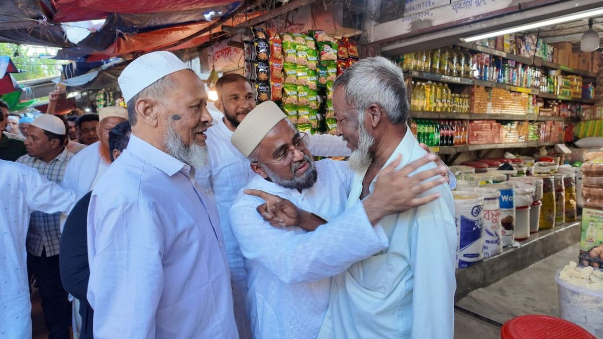গণসংযোগেকালে জামায়াতের প্রার্থী ও বিশিষ্ট চিকিৎসক ডা. এটিএম রেজাউল করিম। ছবি- রূপালী বাংলাদেশ