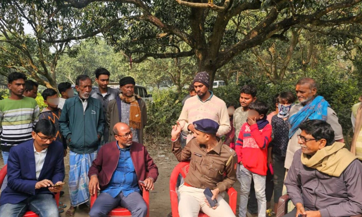 জুয়েলের রানার বাড়িতে তৃণমূল কংগ্রেসের নেতৃবৃন্দ। ছবি : সংগৃহীত