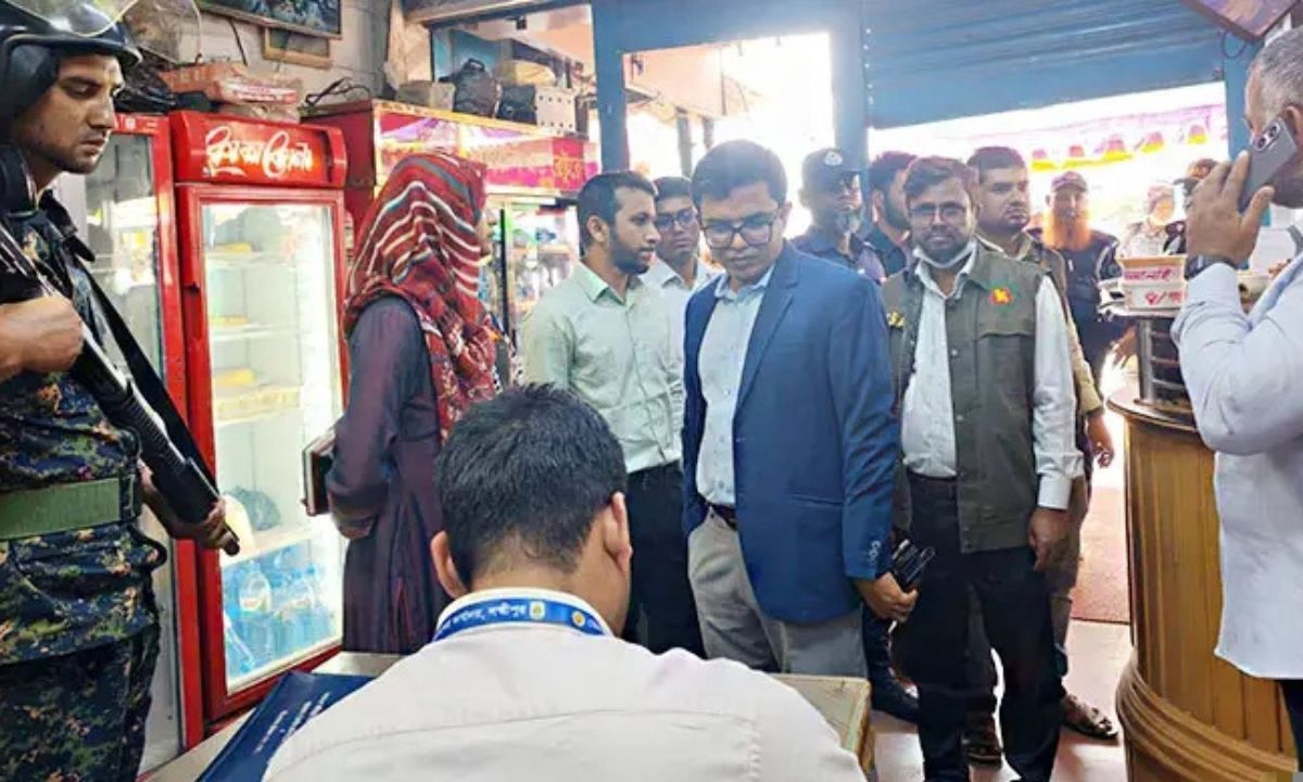 রেস্তোরাঁয় প্রশাসনের অভিযান। ছবি : রূপালী বাংলাদেশ