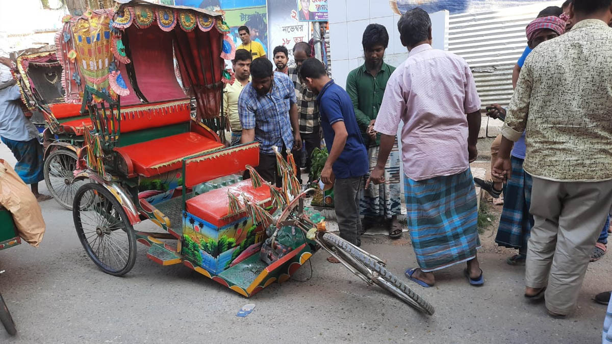 অনিরাপদ রিকশায় চলাচল করছেন যাত্রীরা, বাড়ছে যানজট ও দুর্ঘটনা।    ছবি- রূপালী বাংলাদেশ