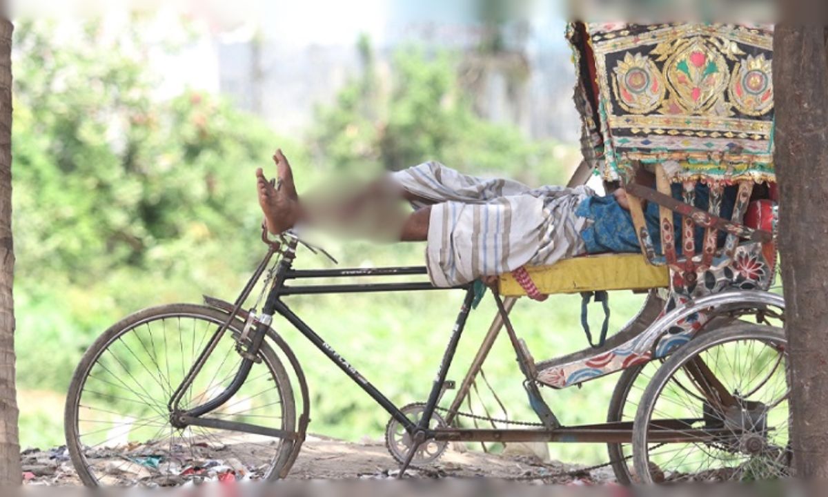রিকশা চালককে শিকলবন্দী। প্রতীকী ছবি