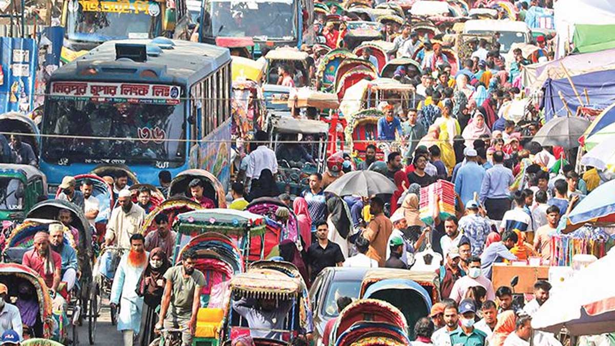 সিগন্যাল অমান্য করে ব্যাটারিচালিত অটোরিকশা রাস্তার মাঝখানে এসে দাঁড়িয়েছে।        ছবি- সংগৃহীত