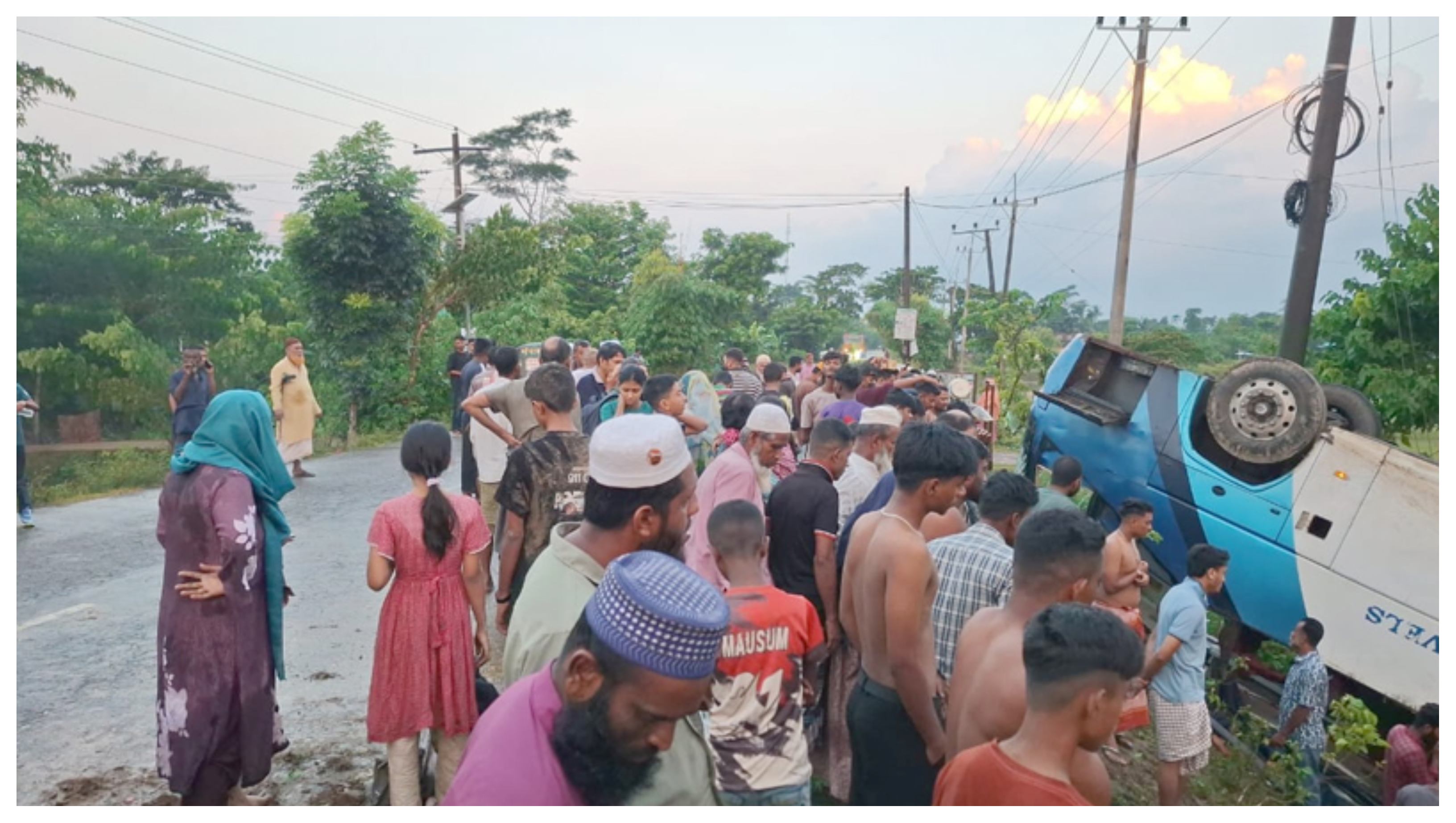 দুর্ঘটনাকবলিত বাস দেখতেস্থানীয়দের  ভিড় । ছবি- সংগৃহীত