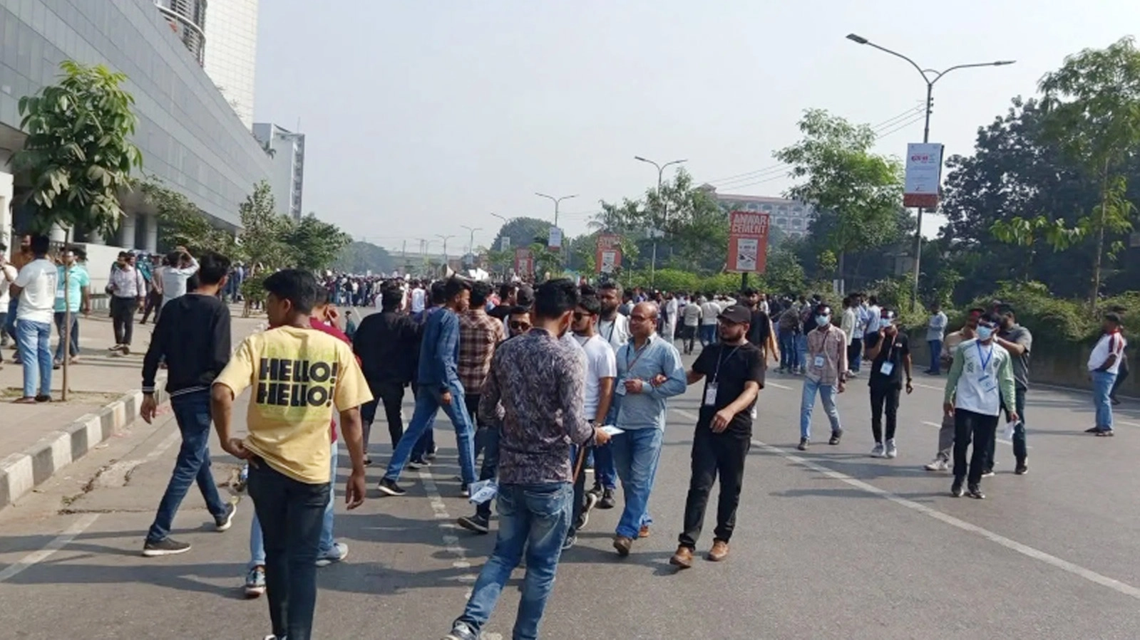 সড়ক অবরোধ করেছে মোবাইল ব্যবসায়ীরা। ছবি- সংগৃহীত