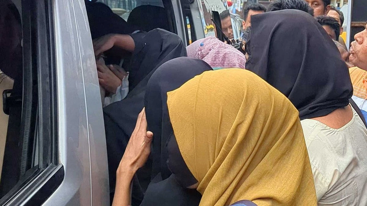 সিনেমা হলে অসামাজিক কাজ, তরুণ-তরুণীসহ আটক ৩৭