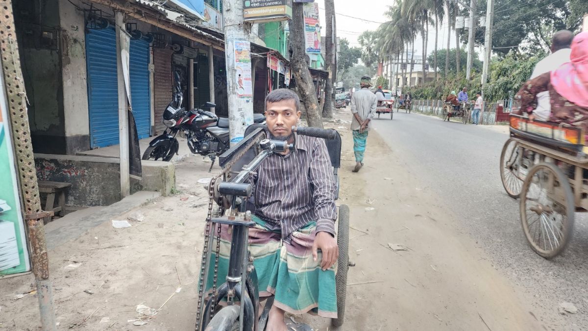 প্রতিবন্ধী আব্দুর রহিম তার গাড়িতে করে কাজে যাচ্ছেন। ছবি- রূপালী বাংলাদেশ