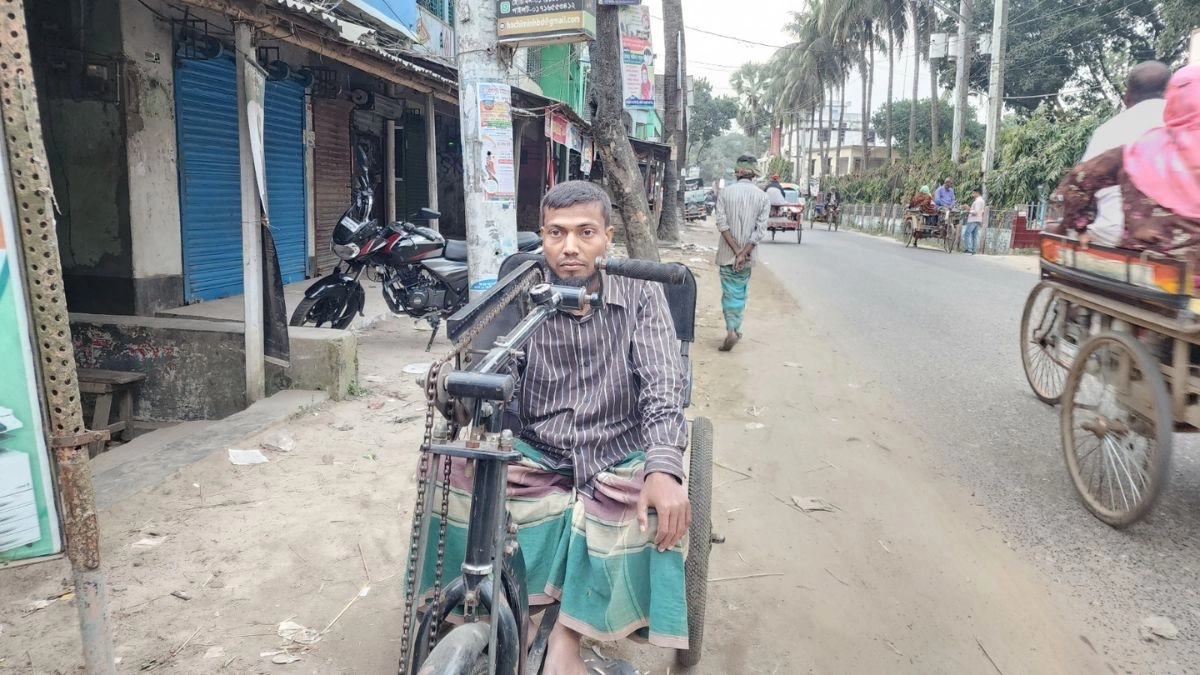 প্রতিবন্ধী আব্দুর রহিম গাড়িতে করে কাজে যাচ্ছেন। ছবি- রূপালী বাংলাদেশ