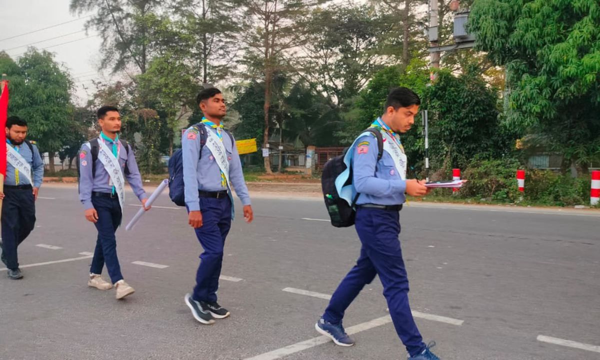 রোভারের ৪ সদস্যের ১৫০ কিমি হেঁটে পথভ্রমণ শুরু। ছবি : রূপালী বাংলাদেশ
