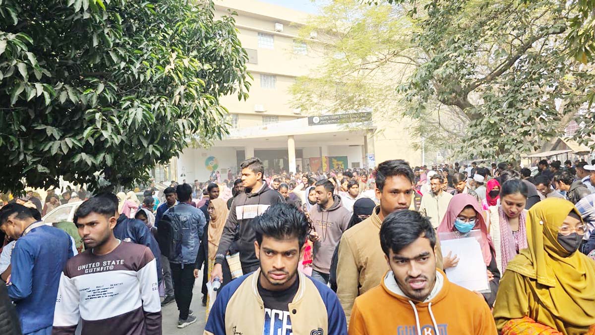 রাজশাহী বিশ্ববিদ্যালয়ে ‘এ’ ইউনিটের ভর্তি পরীক্ষা শুরু। ছবি : রূপালী বাংলাদেশ