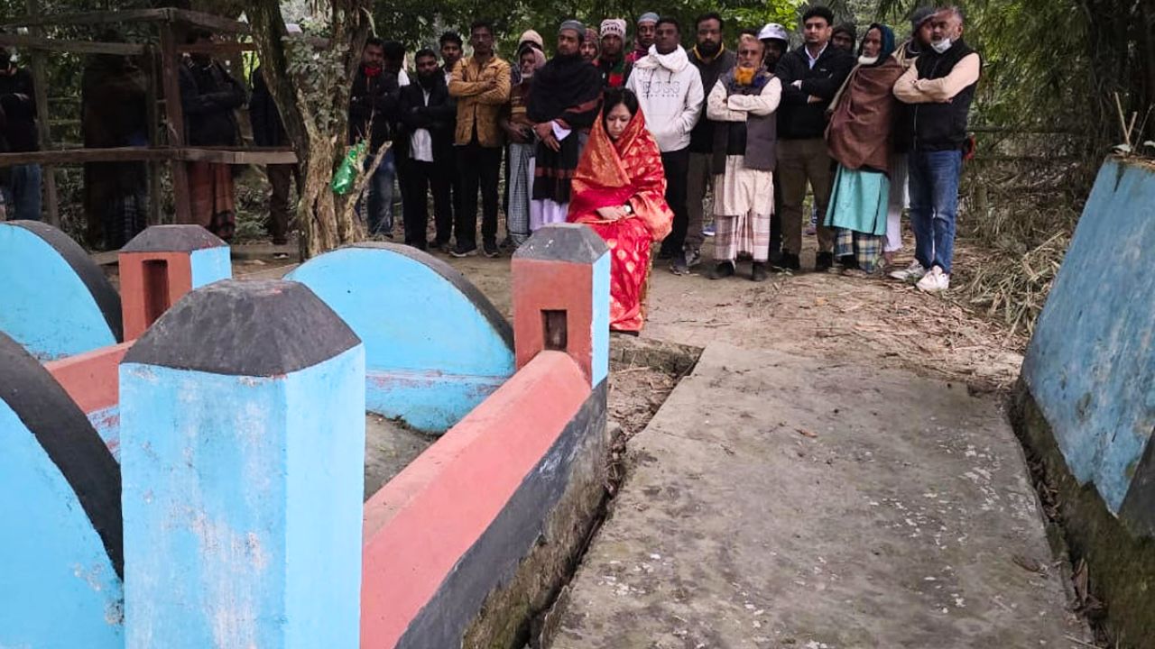 দাদা দাদির কবর জিয়ারত করছেন ব্যারিস্টার রুমিন ফারহানা। ছবি : সংগৃহীত