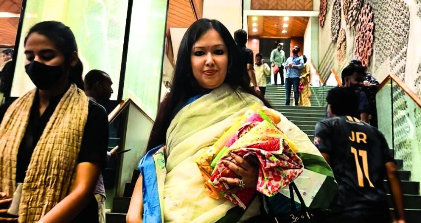 ব্যাগ ছাড়াই কাপড় হাতে আড়ং থেকে বের হচ্ছেন রুমিন ফারহানা। ছবি : সংগৃহীত