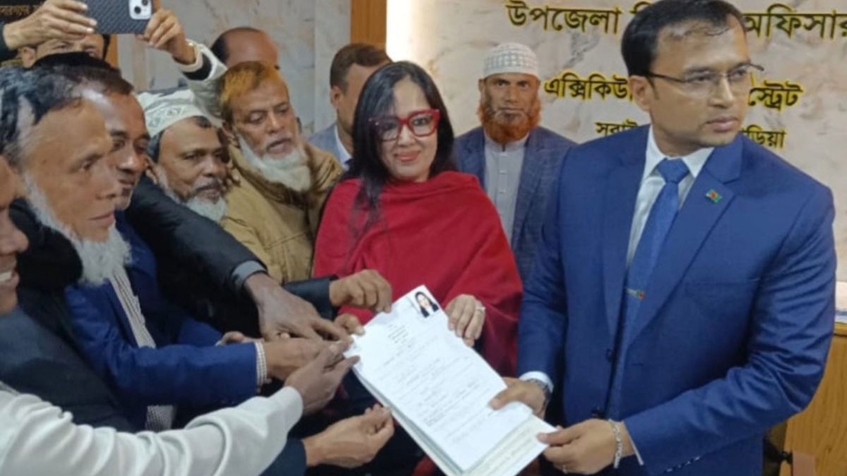 ব্রাহ্মণবাড়িয়া-২ আসনে স্বতন্ত্র প্রার্থী হিসেবে মনোনয়নপত্র জমা দিলেন রুমিন ফারহানা। ছবি- রূপালী বাংলাদেশ