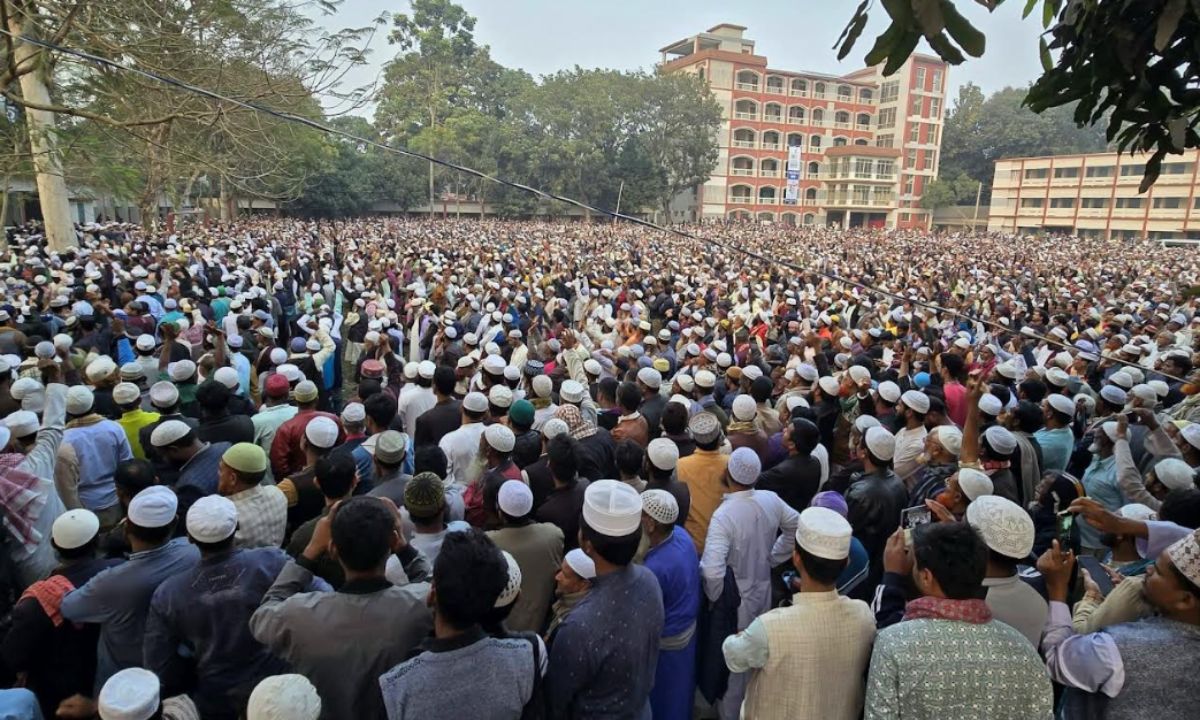জামায়াত নেতা নুরুজ্জামান বাদলের জানাজায় হাজার হাজার মানুষের উপস্থিতি। ছবি : রূপালী বাংলাদেশ
