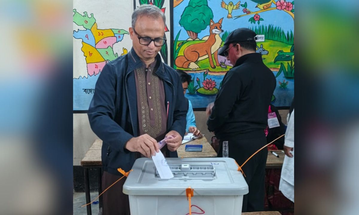 চুয়াডাঙ্গার একটি কেন্দ্রে ভোট দেন এক ভোটার। ছবি : রূপালী বাংলাদেশ