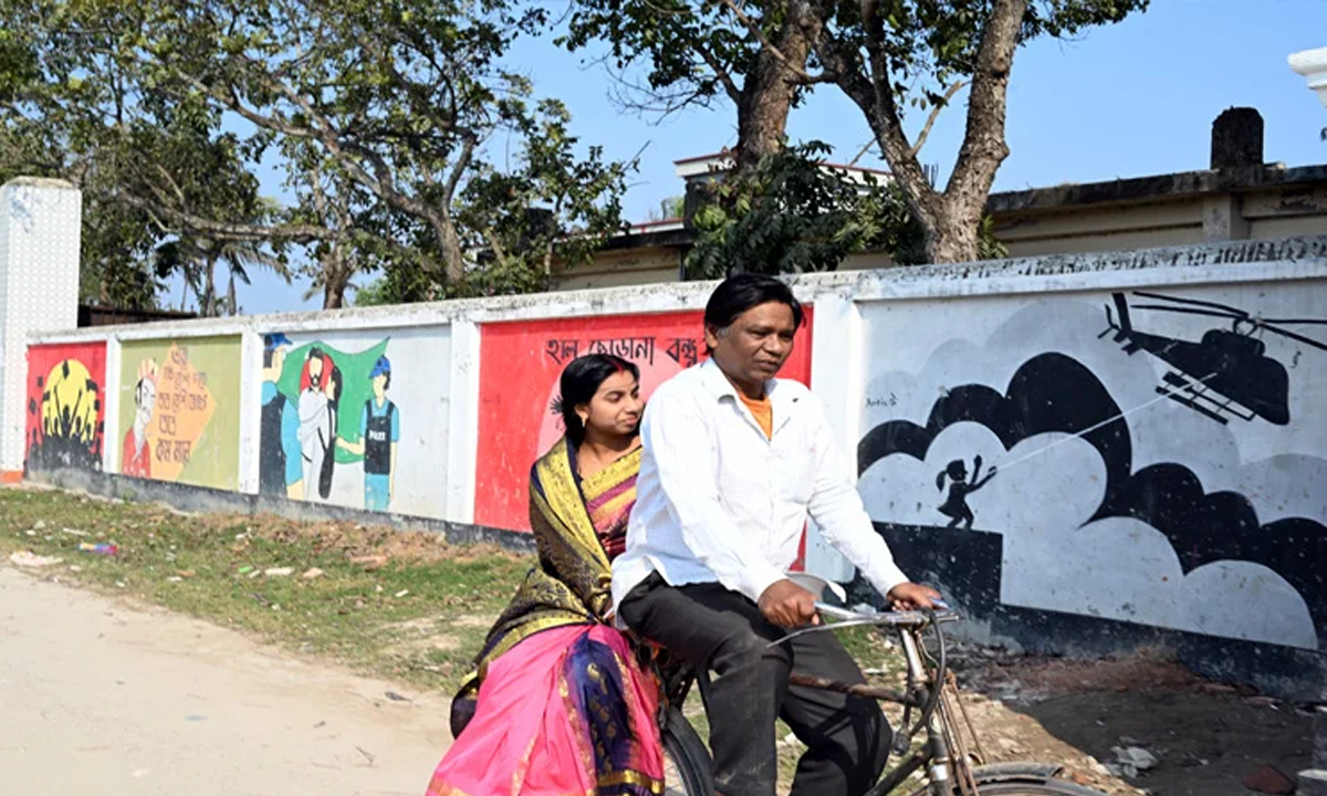 শ্বশুরের বাইসাইকেলে চেপে জীবনে প্রথম ভোট দিতে এসেছিলেন কনিকা শর্মা (১৮)। ছবি : সংগৃহীত