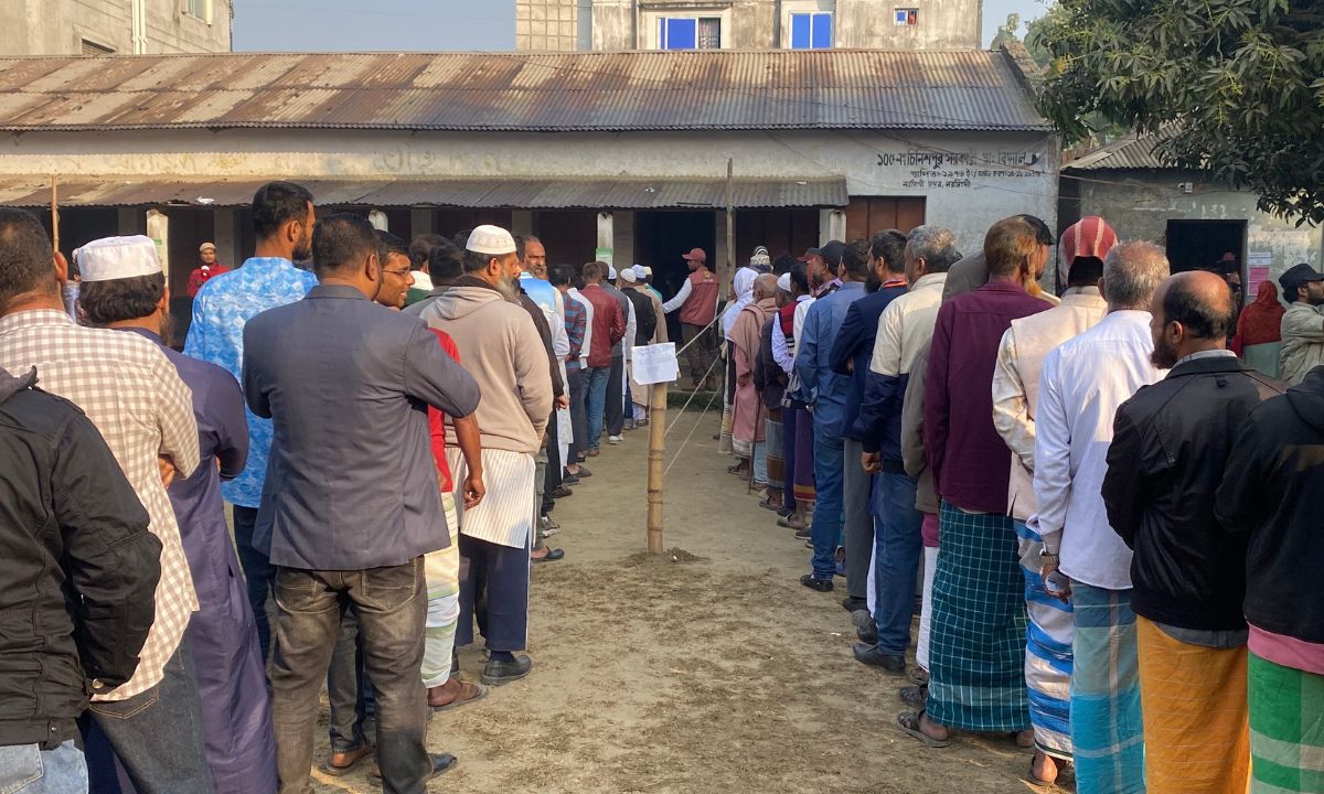 নরসিংদীতে ভোট প্রদানের দীর্ঘ সারি। ছবি : রূপালী বাংলাদেশ