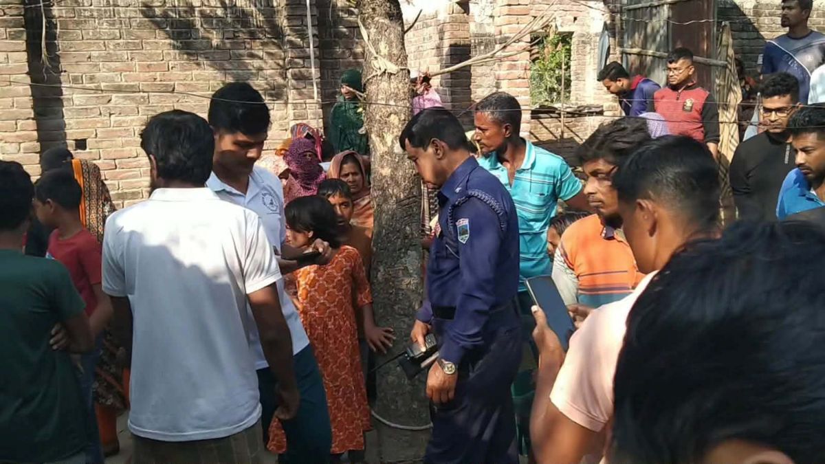 হত্যার ঘটনায় স্থানীয়দের ভিড়। ছবি : রূপালী বাংলাদেশ